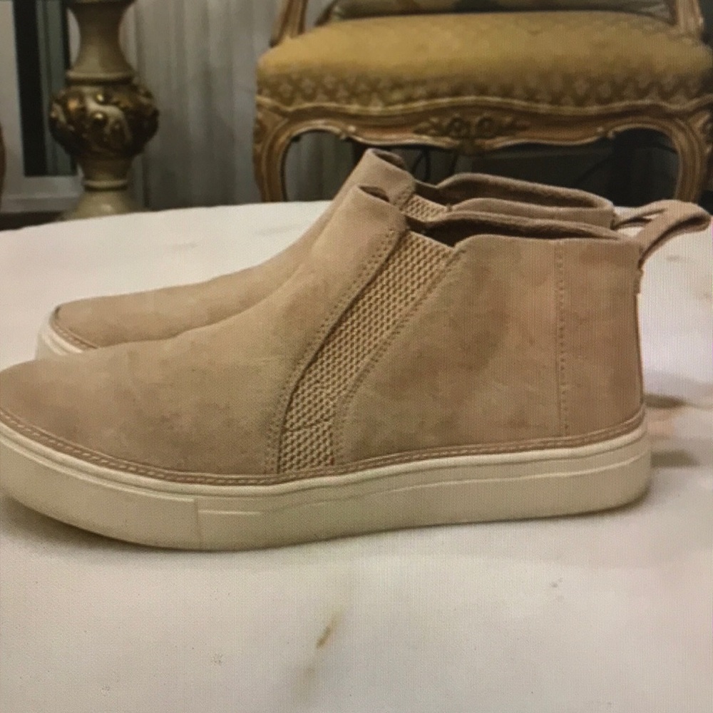 Toms Bryce beige suede ankle boots